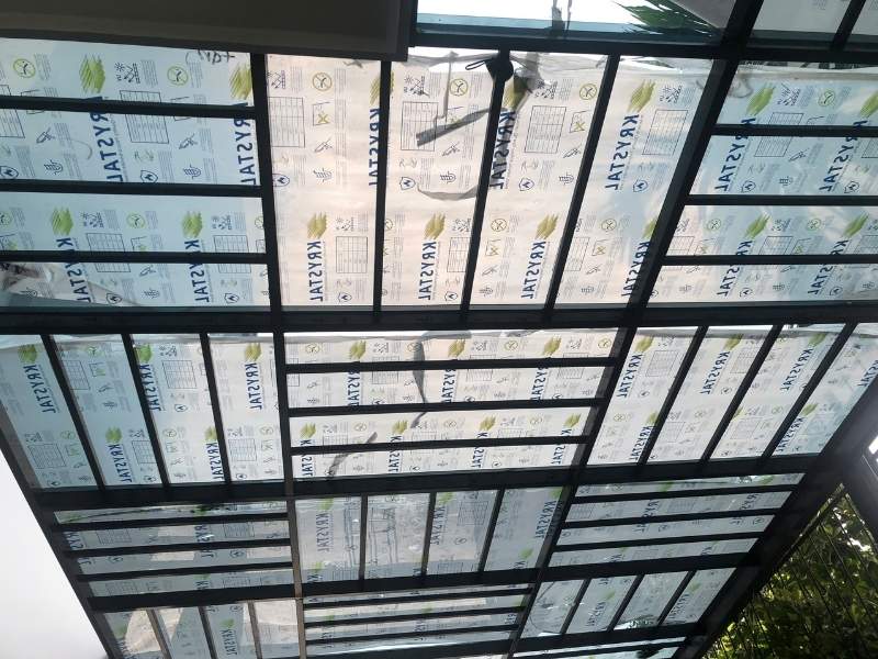 Tam Polycarbonate cao cap chong cong venh