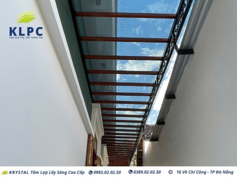 Tam poly dac trang trong